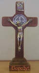Krzyż z medlikiem św. Benedykta stojący